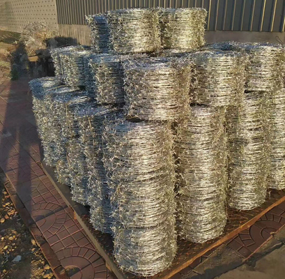 Anticorrosivo e resistente à ferrugem 12 -15 Arame farpado de aço com baixo teor de carbono com 360-1000 mm de diâmetro de bobina