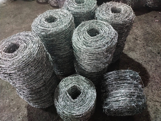 Anticorrosivo e resistente à ferrugem 12 -15 Arame farpado de aço com baixo teor de carbono com 360-1000 mm de diâmetro de bobina
