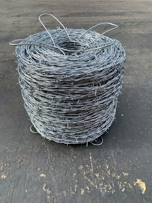 Anticorrosivo e resistente à ferrugem 12 -15 Arame farpado de aço com baixo teor de carbono com 360-1000 mm de diâmetro de bobina