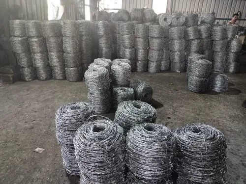 Cercas de segurança galvanizadas com comprimento de barba personalizável e arame farpado anti-subida