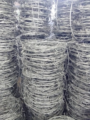 Rolo de arame farpado galvanizado para cerca de segurança de malha 12,5 gauge 18 gauge PVC revestido de ferro 50kg Hot Seller