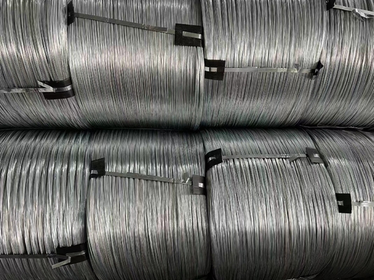 Bwg16 Bwg20 Bwg21 Arame de cercas galvanizado de aço de baixo carbono Arame galvanizado para ligação e malha Diâmetro 0,2 mm-8 mm Arame plano