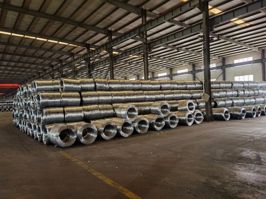 Bwg16 Bwg20 Bwg21 Arame de cercas galvanizado de aço de baixo carbono Arame galvanizado para ligação e malha Diâmetro 0,2 mm-8 mm Arame plano