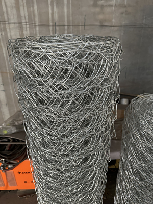 Aplicações de vários cenários Galvanizado fio de ferro aço malha de fio com tamanho personalizado processo de perfurar gaiola de aço leve