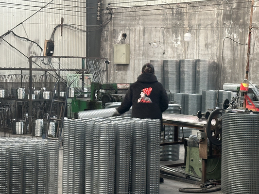 Aplicações de vários cenários Galvanizado fio de ferro aço malha de fio com tamanho personalizado processo de perfurar gaiola de aço leve