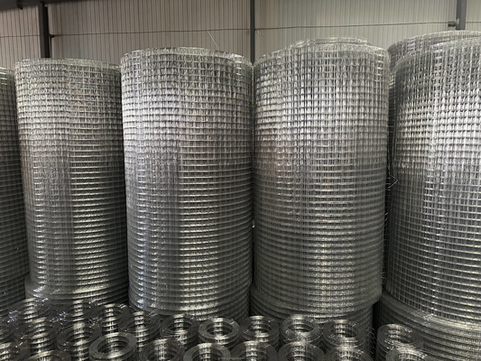 Tamanho Panela de grade de malha de aço leve galvanizado de fio de ferro de aço para aplicações de cerca