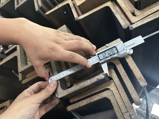 ASTM Standard Processing Drilling Equal Angle Steel Bar para S235JR-S335JR série 3-24 mm espessura