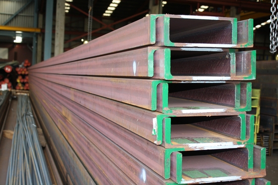 Direct ASTM Q235 Q345 Canal laminado a quente Aço em forma de viga U U-Bar Faturamento por peso real Perforado ou não Perforado