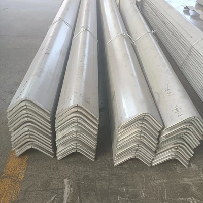 Barras de ângulo de aço inoxidável de saída Ferro por kg 0,3 mm a 3,0 mm igual L ângulo SS Bar com buraco para seus projetos de construção