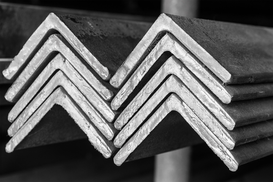 Ferro de ângulo de aço galvanizado S235JR-S335JR Série 3-24 mm de espessura Barra igual para soluções de suporte estrutural