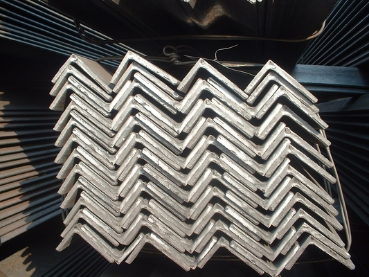 Ferro de ângulo de aço galvanizado S235JR-S335JR Série 3-24 mm de espessura Barra igual para soluções de suporte estrutural