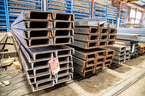 2024 Canais de aço galvanizados estruturais sob medida em forma de U para edifícios comerciais não perfurados