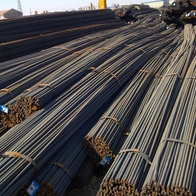 Reforço de aço deformado laminado a quente HRB400 de 12 mm e 16 mm, ideal para reforço de construção.