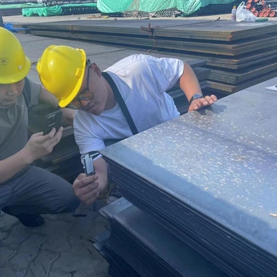 Extenso inventário de chapas de aço carbono laminadas a quente, tamanhos 2*1250*6000mm nas categorias Q355, SS400 e Q195.