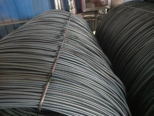 Barras de aço deformadas HRB400 fabricadas em fábrica em tamanhos de 12 mm e 16 mm, perfeitas para reforço de projetos de construção.
