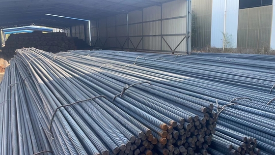 Barras de aço deformadas HRB400 fabricadas em fábrica, de tamanhos de 12 mm e 16 mm, ideais para reforço de projetos de construção
