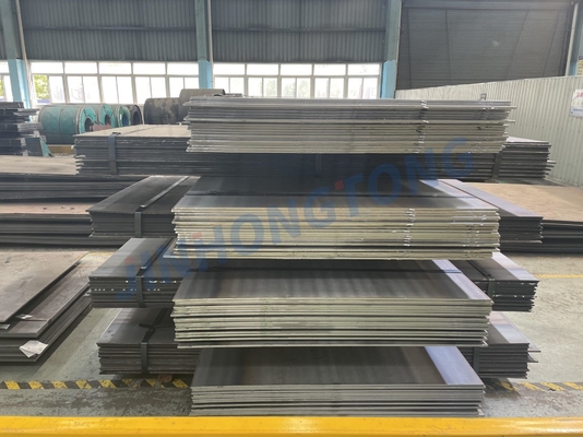 Grande inventário de chapas de aço carbono laminadas a quente, disponíveis nos tamanhos 212506000mm, com as classes Q355, SS400 e Q195