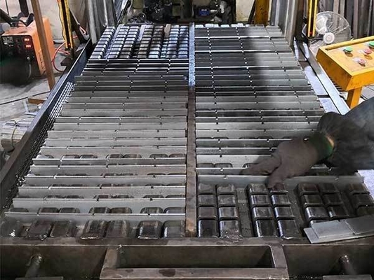 Grelhas de aço galvanizado a quente 304 316 Grelhas de barras serrilhadas planas Grelhas de barras serrilhadas com preço de atacado