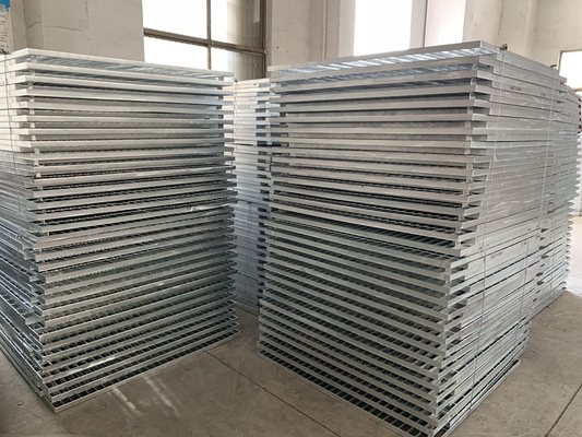 Grelha de aço inoxidável de piso amplamente utilizada 12x12 30x3 Grelha de aço antiderrapagem Grelha de aço corrugado de diamante