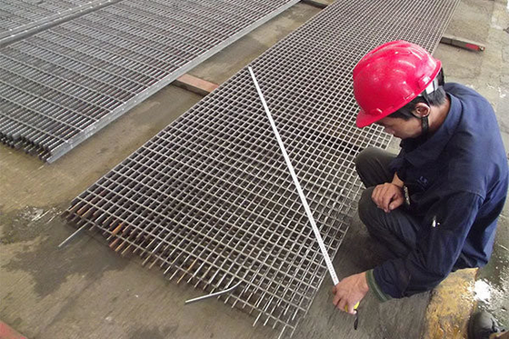Galvanizado de aço grades de estrada de trabalho pesado Metal 304 316 316L de aço inoxidável piso drenagem grades quadrada barras grades