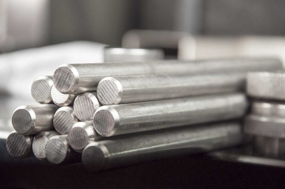 Barras redondas de aço carbono laminadas a quente em tamanhos de 30 mm a 50 mm, disponíveis em Q245, Q345, A36, S235JR, S355JR e S275JR.
