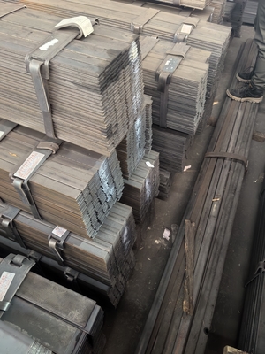 Barras planas de aço leve laminadas a molas 5160 e barras planas retangulares de aço inoxidável de carbono para uma ampla gama de usos.