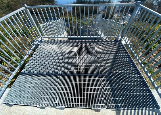 China grelhas de aço galvanizado peso / preço de grelhas de aço forjado / piso de aço de grade aberta Grelhas de aço