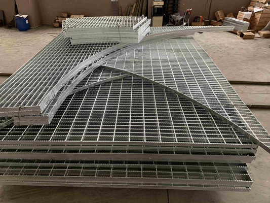 China grelhas de aço galvanizado peso / preço de grelhas de aço forjado / piso de aço de grade aberta Grelhas de aço